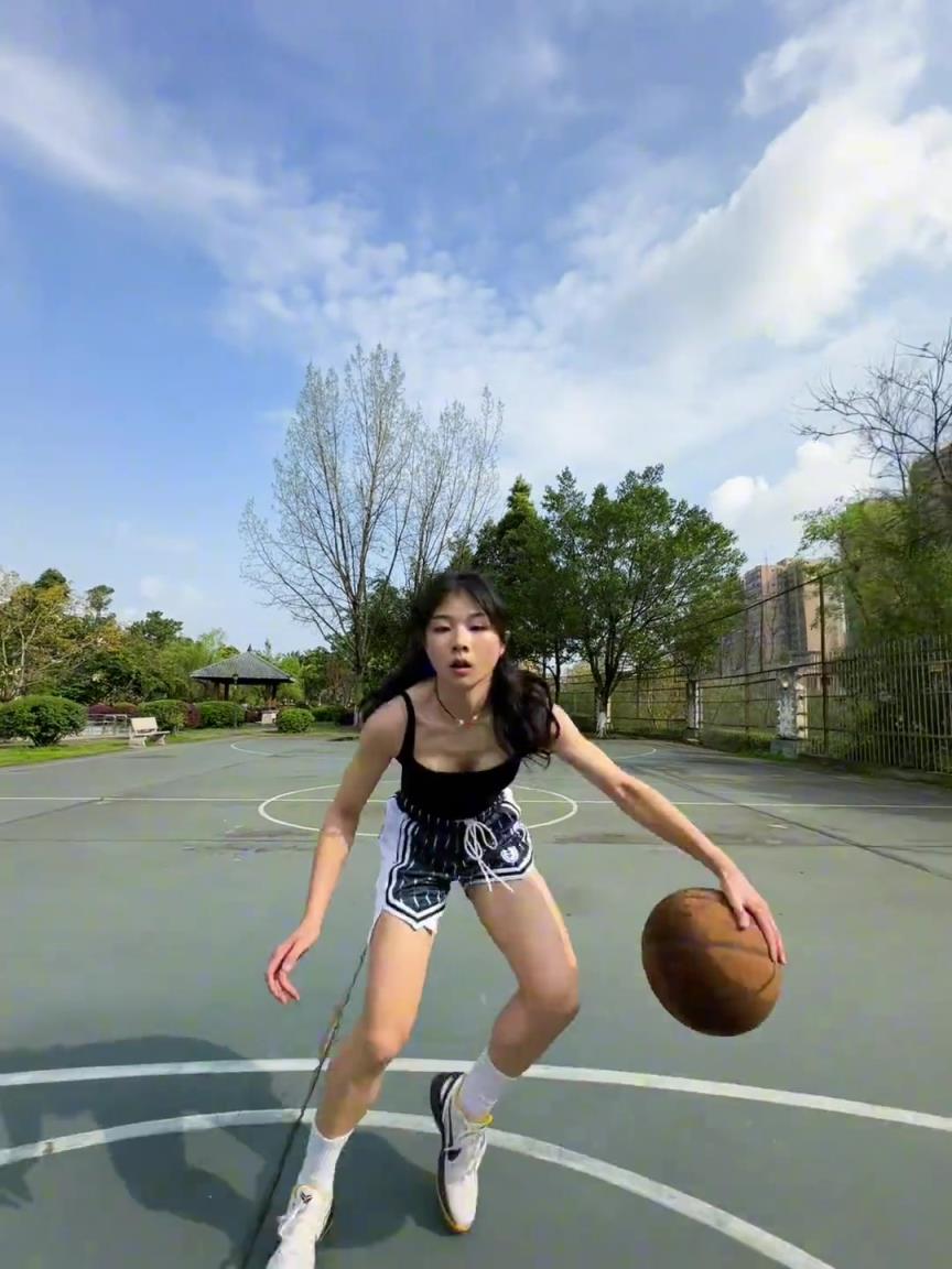 看著有點實力，敢背打我不？